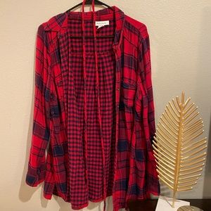 Motherhood Maternity plaid top with tie and pockets.